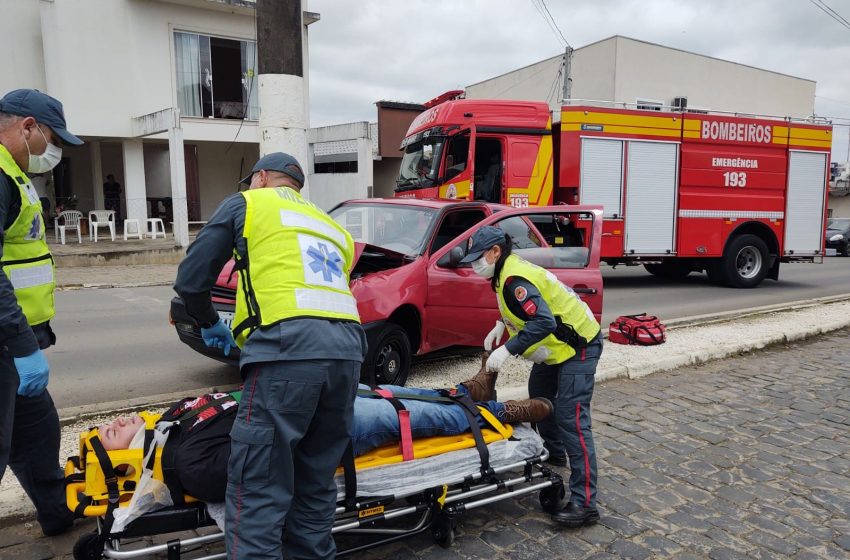  Motorista bate em poste e relata ter tido um mal súbito