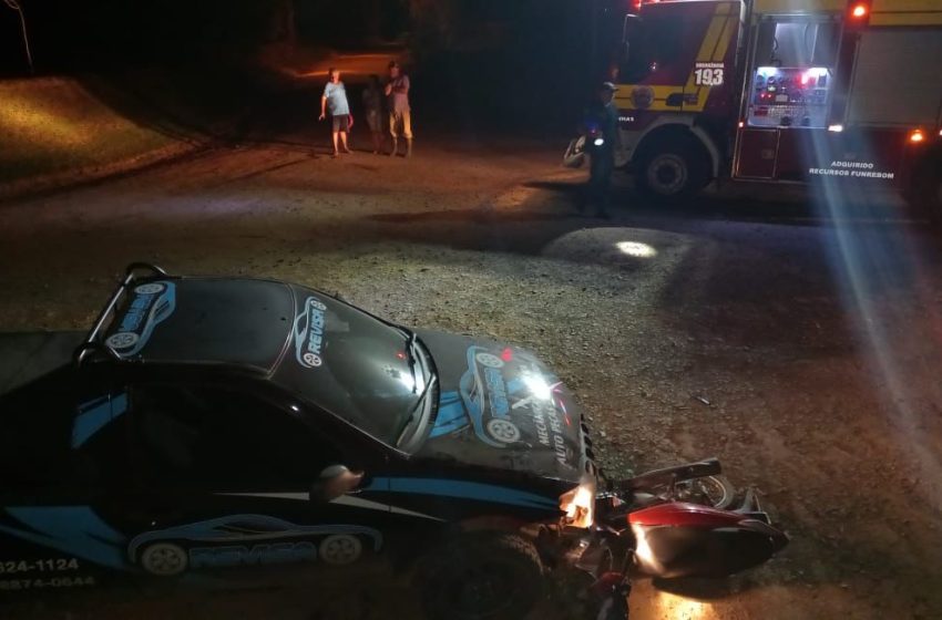  Mulher fica ferida em acidente entre carro e moto