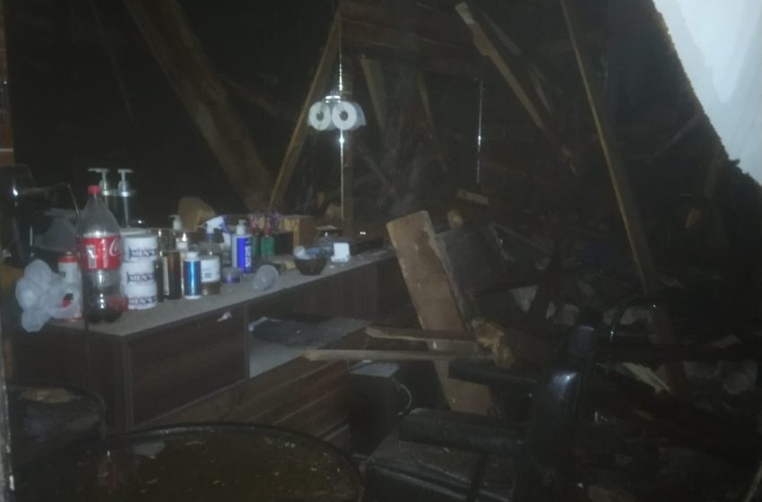  Telhado desaba e causa estragos em farmácia