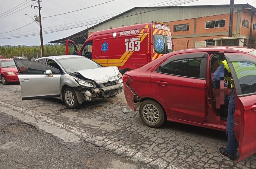  Choque entre carros deixa mulher ferida