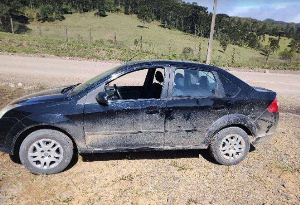  Carro colide em barranco no Saltinho