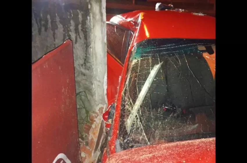  Carro colide em muro e motorista sofre parada cardíaca