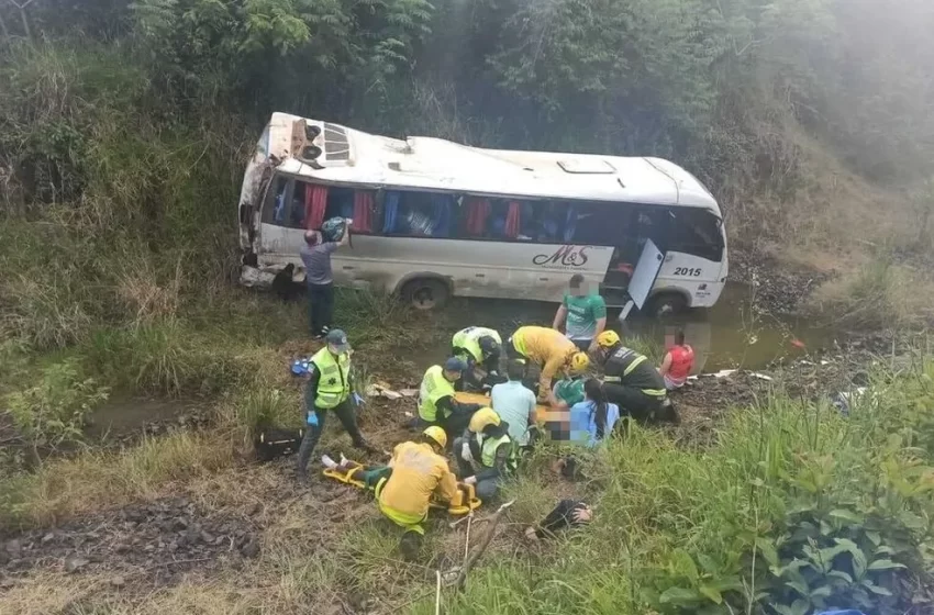  Acidente com micro-ônibus de atletas de vôlei deixa 17 feridos