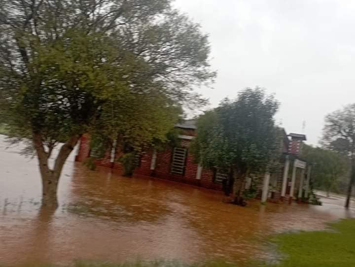  Cidades de SC registram quase 300 mm de chuva e famílias estão desalojadas