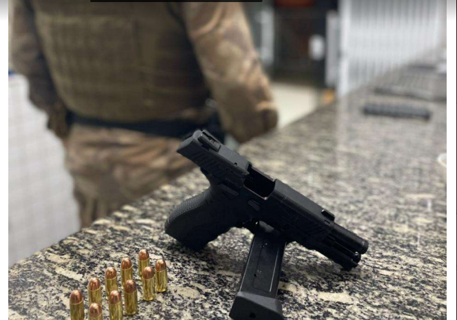  Homem é preso após ameaças em casa noturna