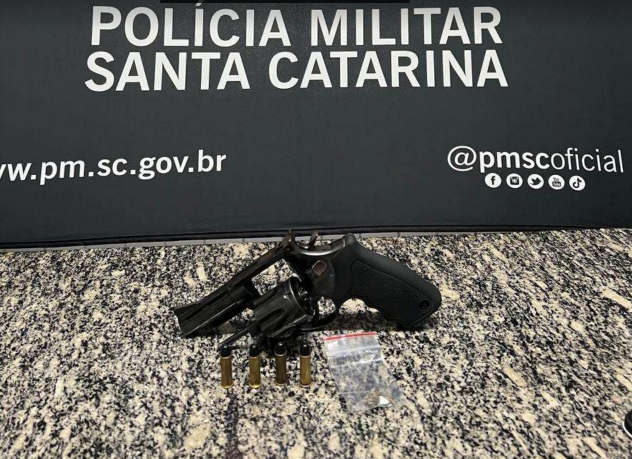  PM apreende arma de fogo em abordagem de trânsito