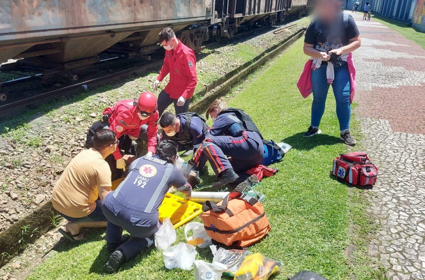  Mulher é atropelada por trem e sofre ferimentos graves
