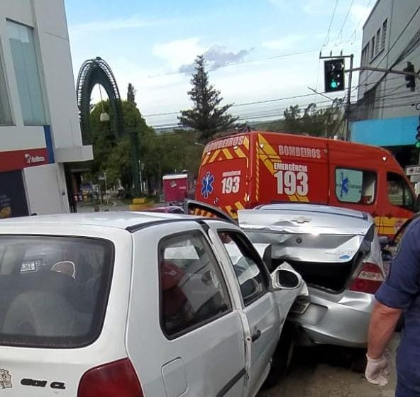  Três carros envolvidos em acidente