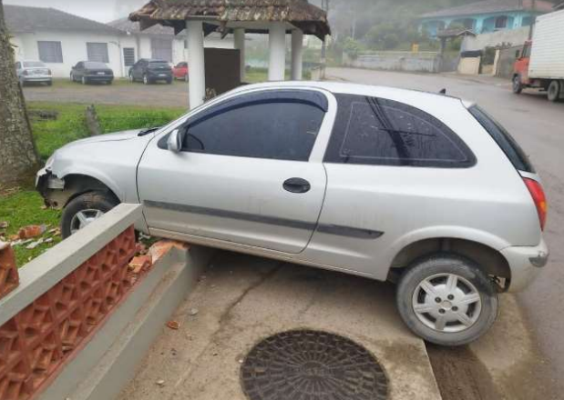  Perdeu o controle do carro colidiu em muro na Mathias Nossol