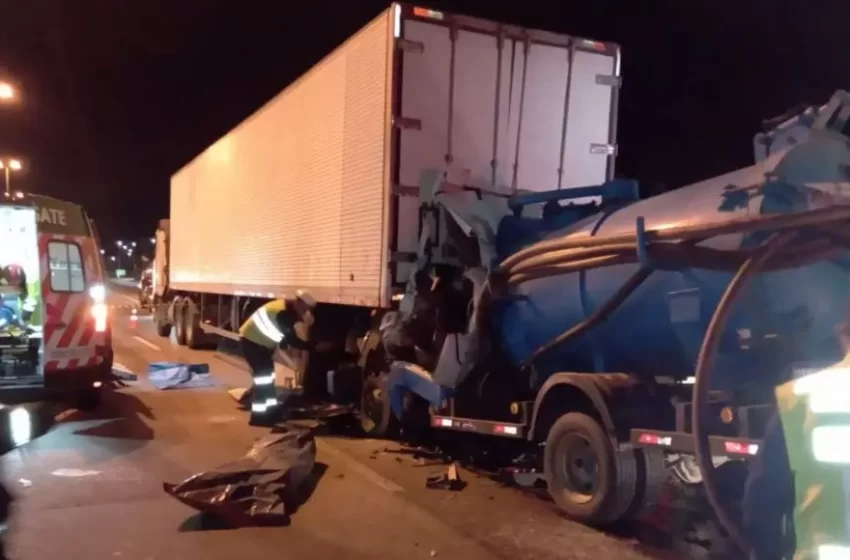  Motorista morre após colidir com a traseira de um caminhão