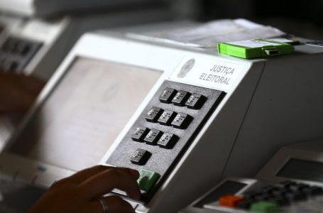 Técnicos do TRE-DF realizam a conferência e a lacração de urnas eletrônicas para o 1º turno das Eleições 2022.