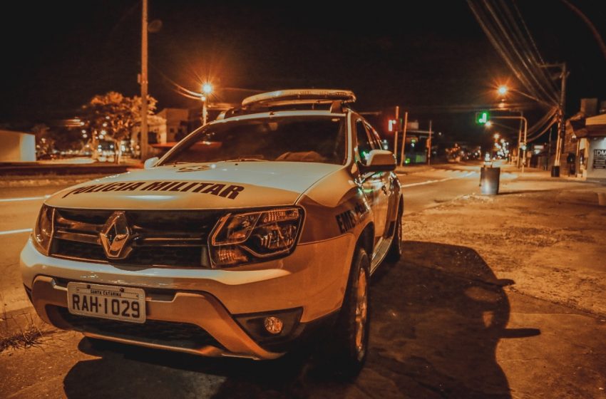  Mulher é agredida a pauladas após desacordo comercial
