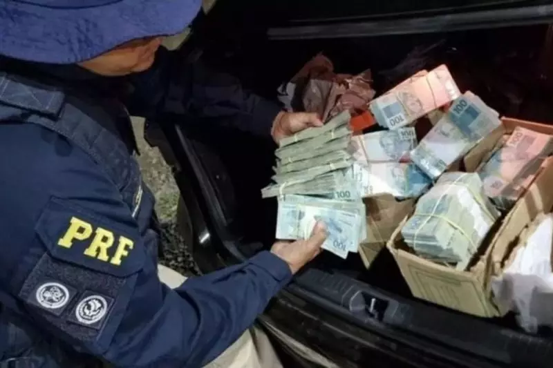  PRF flagra R$ 2,5 milhões em porta-malas de carro: suspeita é de compra de votos