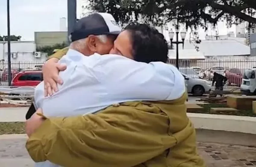  Pai e filha separados há 30 anos se reencontram após e-mail enviado à polícia