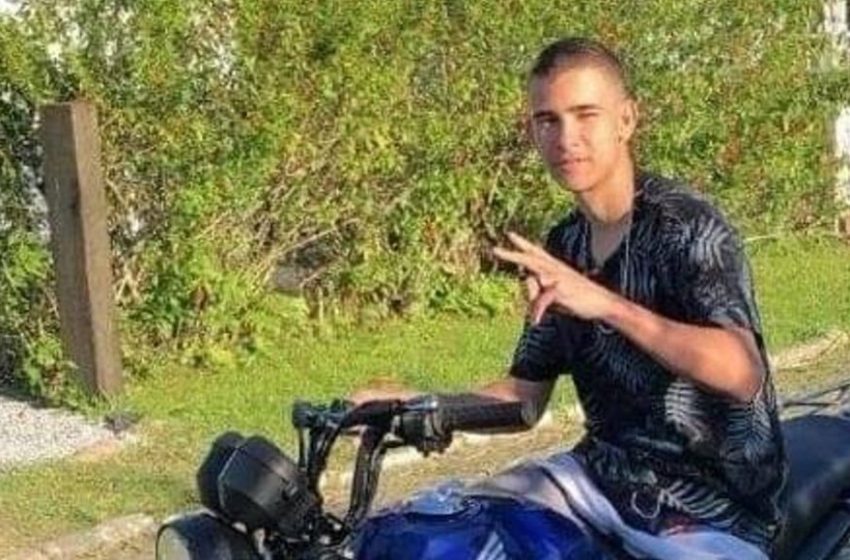  Jovem morre após bater carro contra poste