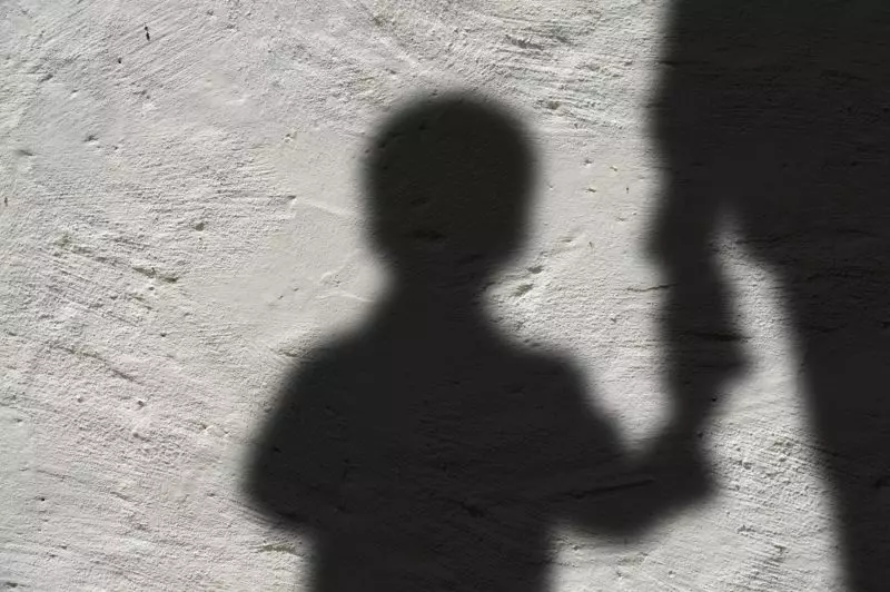  Adolescente de 13 anos é apreendido por estuprar o primo de 5 anos