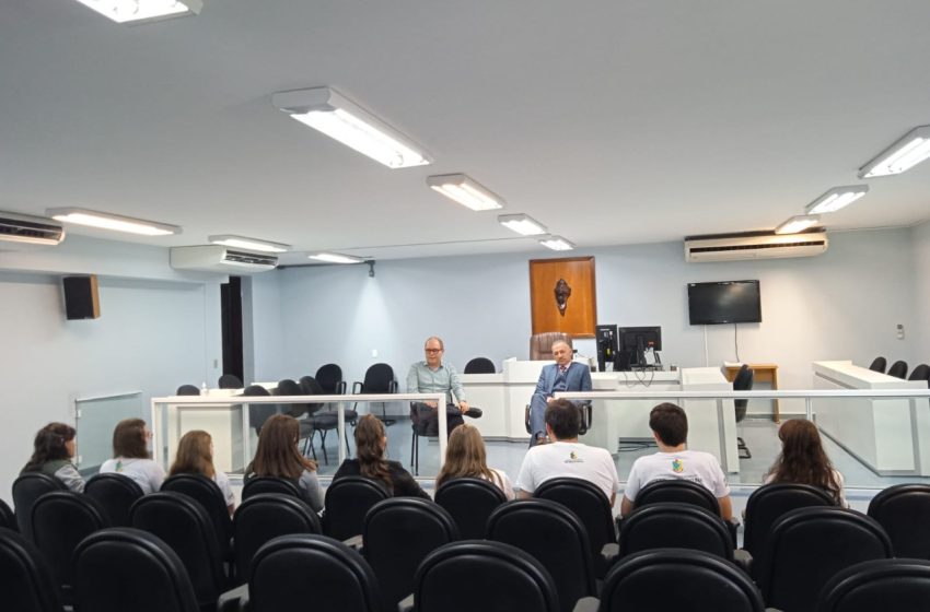  Vereadores mirins conhecem estrutura do Poder Judiciário