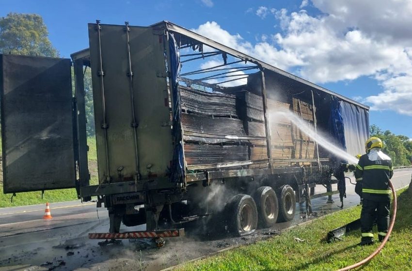  Caminhão pegando fogo em via pública