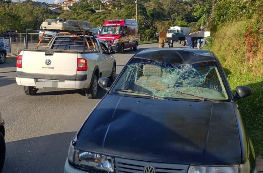  Ciclista sofre fratura na perna em acidente com carro