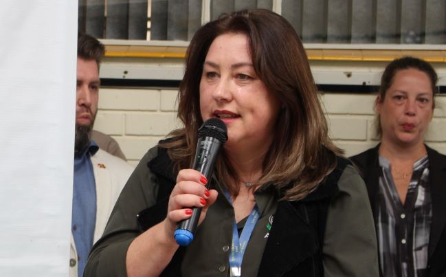  EMOÇÃO: Diretora não contém lágrimas em agradecimento