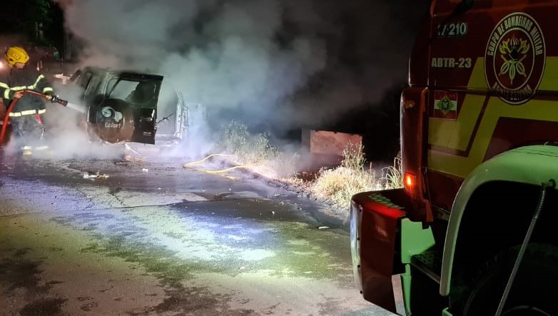  Veículo totalmente destruído por incêndio