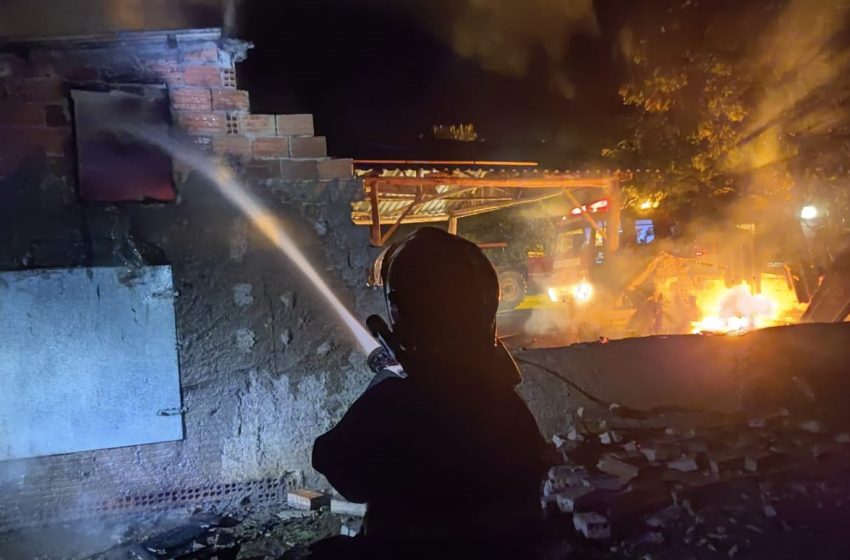  Quatro mil litros de água para apagar incêndio