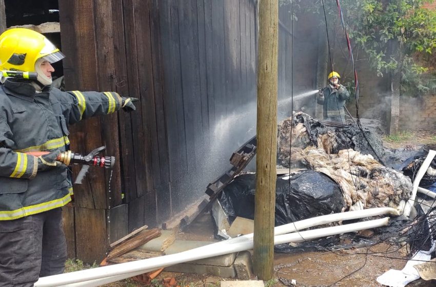  Fábrica de forro foi tomada da por incêndio