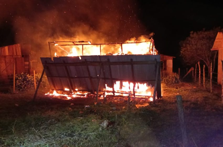  Incêndio destruiu casa de madeira
