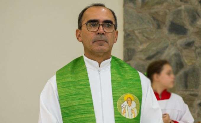  Padre é encontrado morto com corte no pescoço no Paraná
