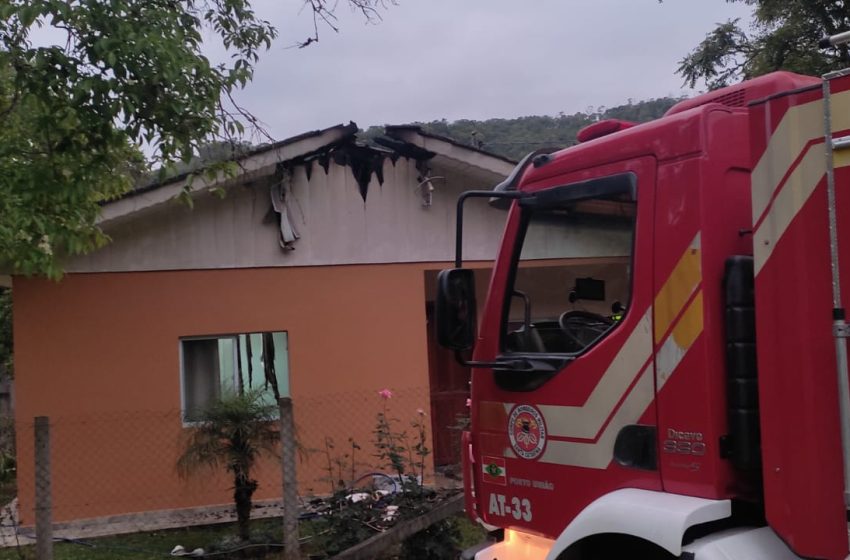  Foi dormir na vizinha e casa pegou fogo