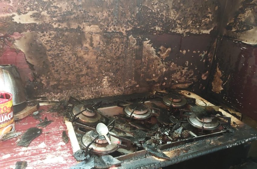  Incêndio destrói cozinha de residência