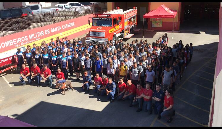  Bombeiros Mirins em formação visitam o quartel