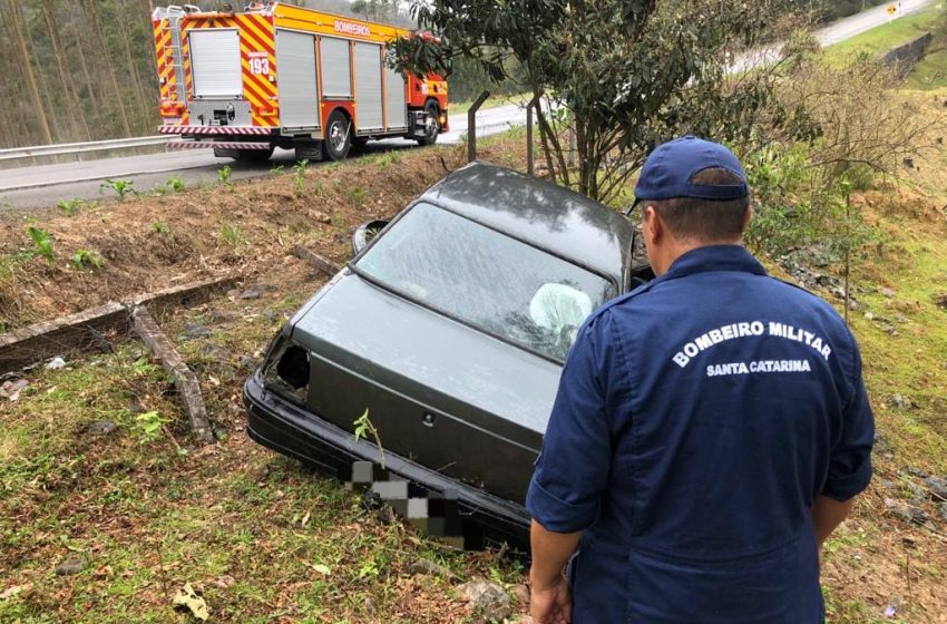  Saída de pista na BR 280: após acidente carro é abandonado