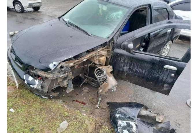  Carro colide em meio fio e motorista recebe voz de prisão