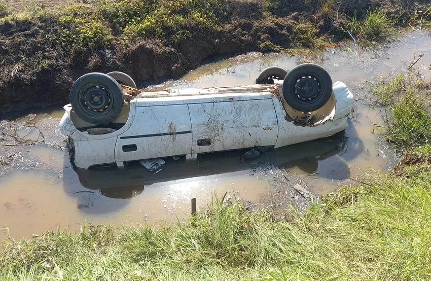  Motorista é preso após carro cair dentro de vala e matar duas crianças afogadas