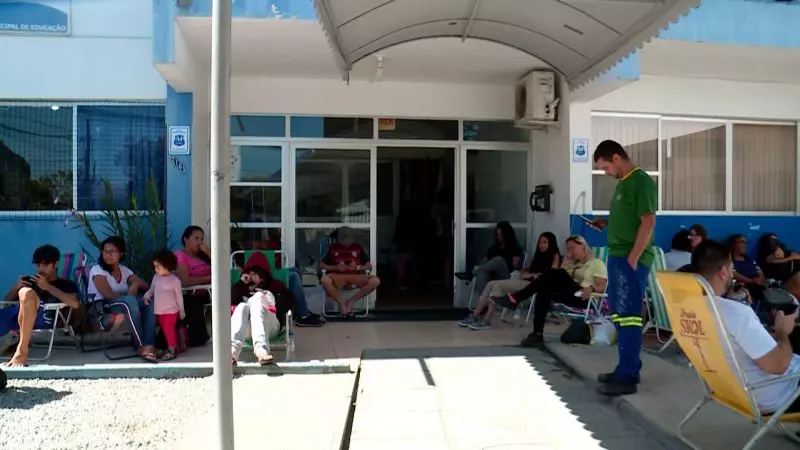  Pai passa mal após esperar 2 horas em fila para matricular criança na escola e morre