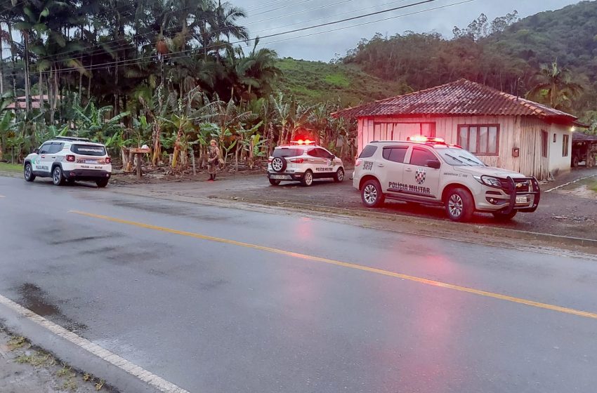  TRAGÉDIA: homem tenta matar familiares com facão, é baleado por PMs e morre