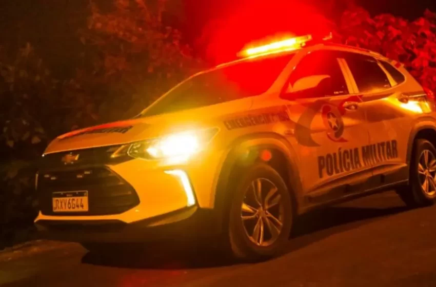  Homem tenta impedir roubo de carro de dentro de sua garagem e é baleado