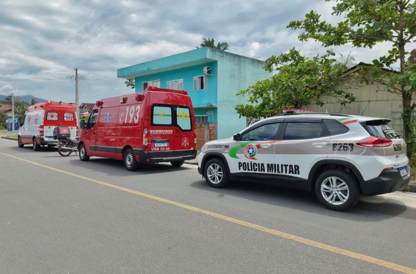  Jovem é encontrado morto dentro de residência