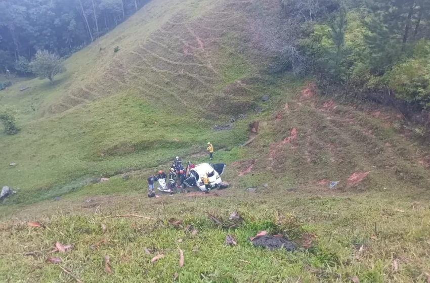  Carro com duas pessoas perde controle e cai de ribanceira de 20 metros