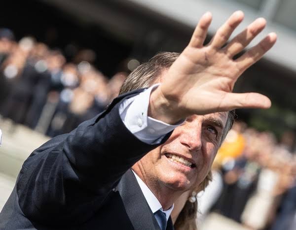  Bolsonaro viaja para Orlando e não fará a tradicional passagem do cargo