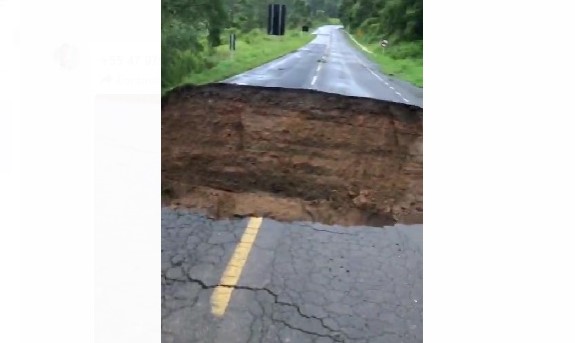  ATENÇÃO: Asfalto totalmente rompído na BR-280, na altura de Rio Mandioca