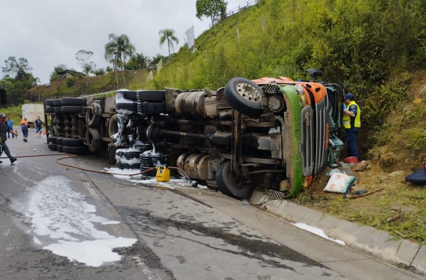  DESUMANO: Motorista morre e carga é saqueada