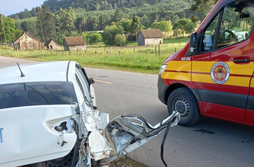 Batida em poste deixa uma pessoa ferida
