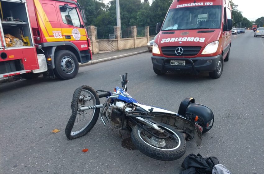  Mulher fica ferida em acidente entre carro e moto