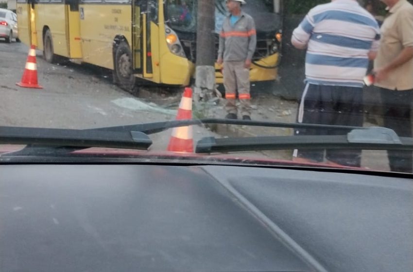  Ônibus bate em poste na descida da Estrada das Neves