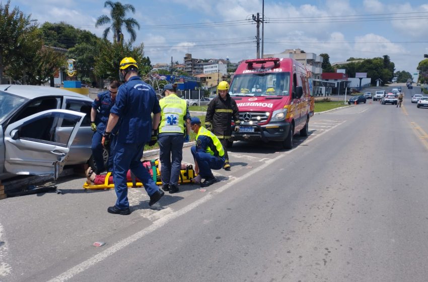  Batida lateral na BR-280 envolve dois carros