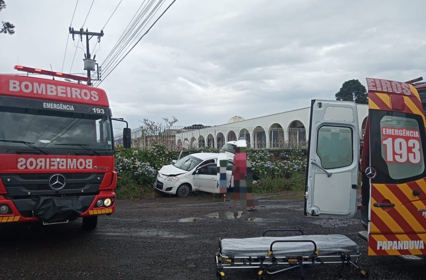  Batida entre caminhão e automóvel deixa mulher ferida