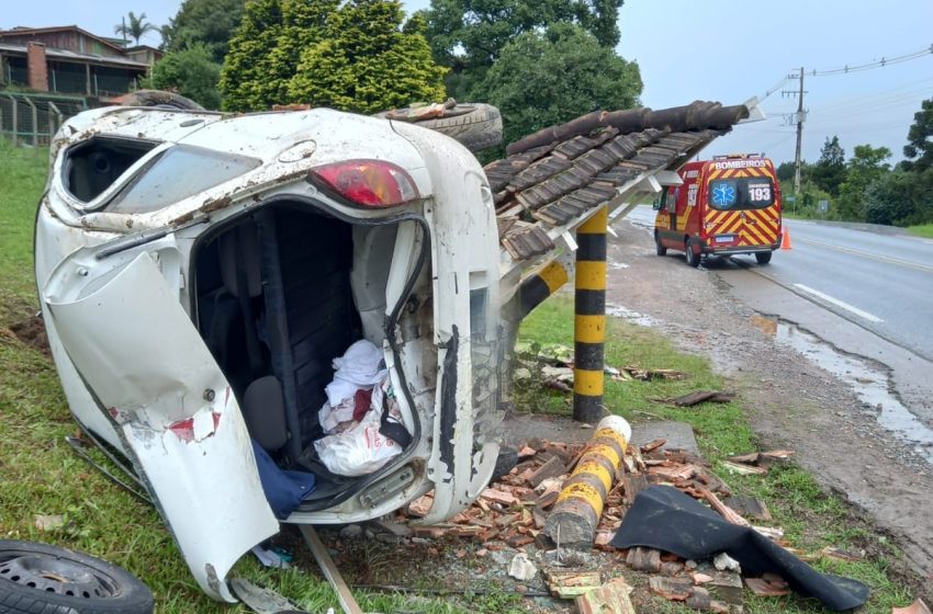  Carro bate em ponto de ônibus e motorista se fere