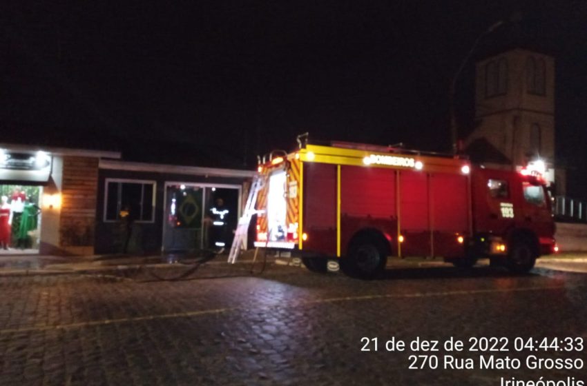  Sala Comercial pega fogo na madrugada